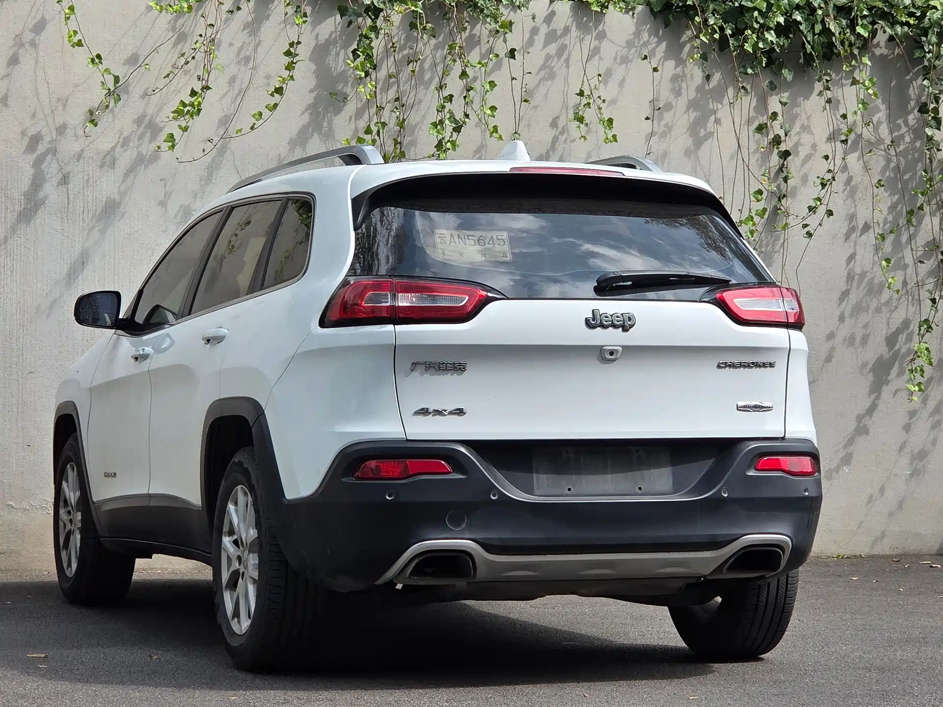 Photo 6 - Jeep Cherokee