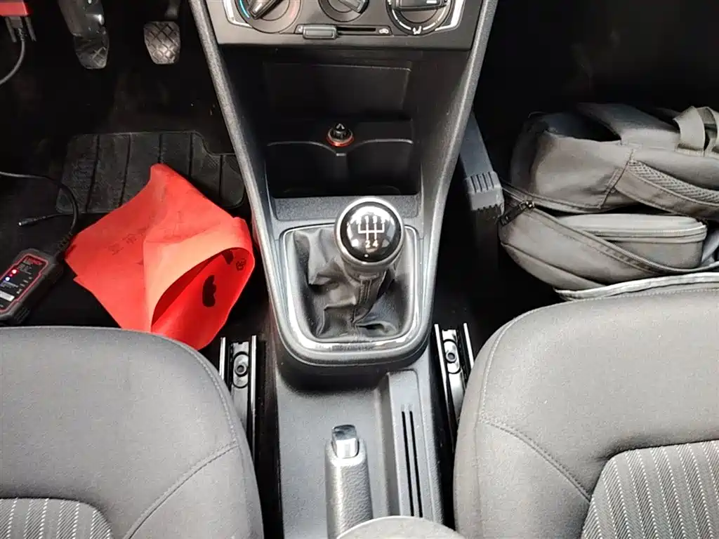 Volkswagen Jetta 2015 1.6L Manual Comfort фото 14