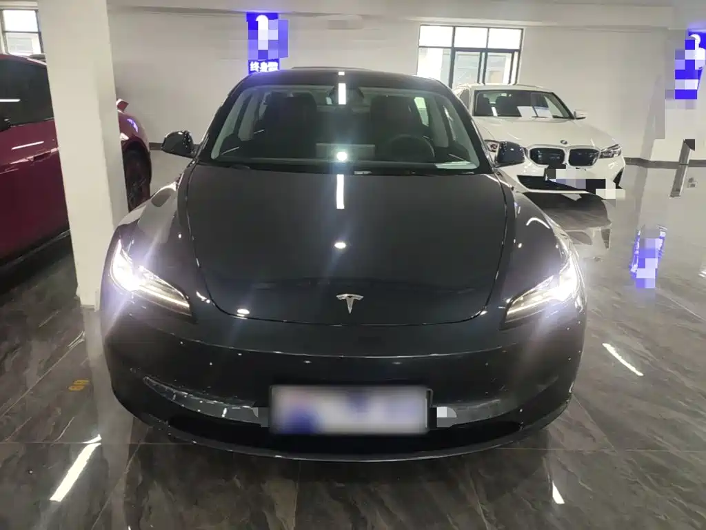 Фото 3 - Tesla Model 3