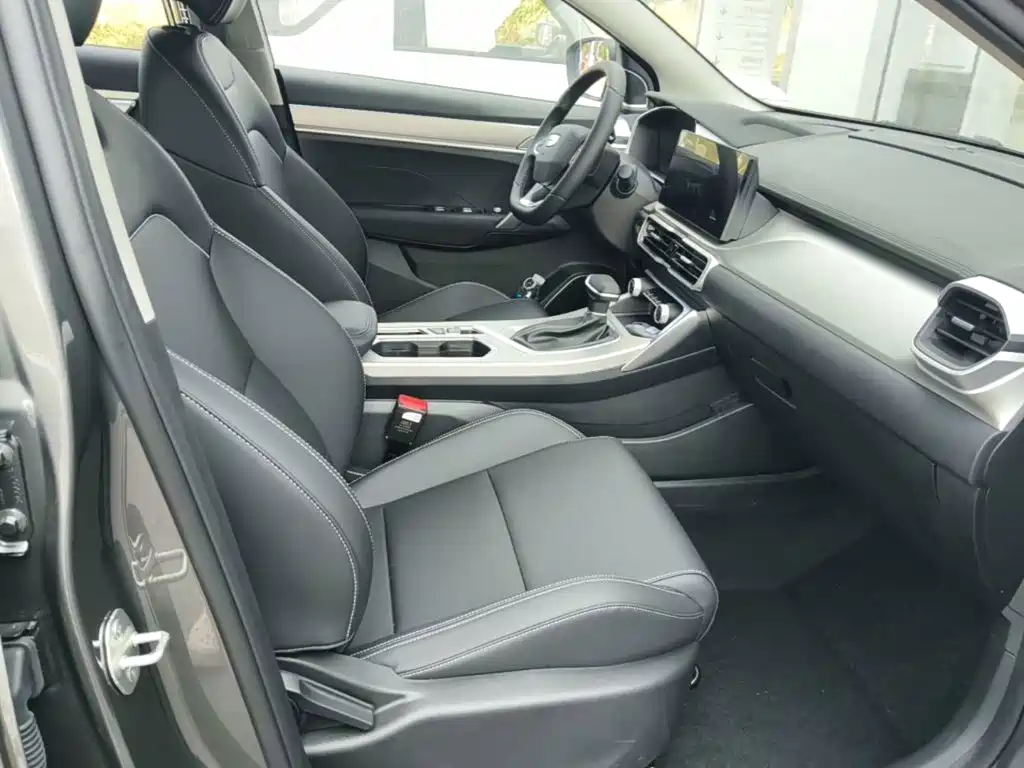 Фото 25 - Geely Coolray