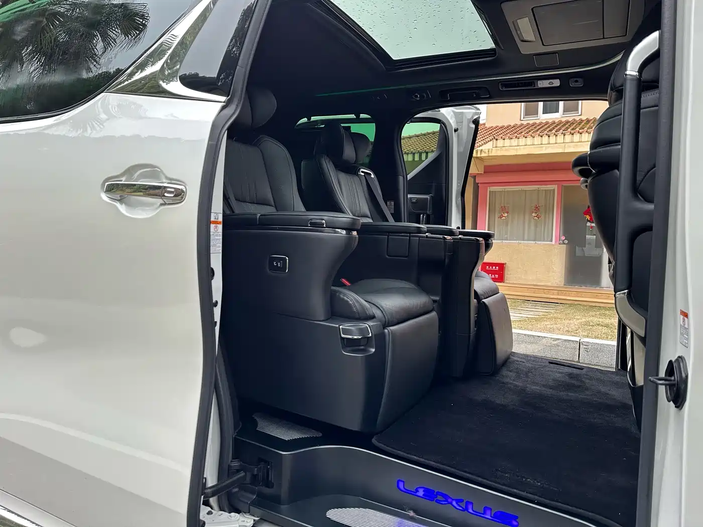 Lexus LM 2020 300h Seven-Seater Elegance Edition фото 12