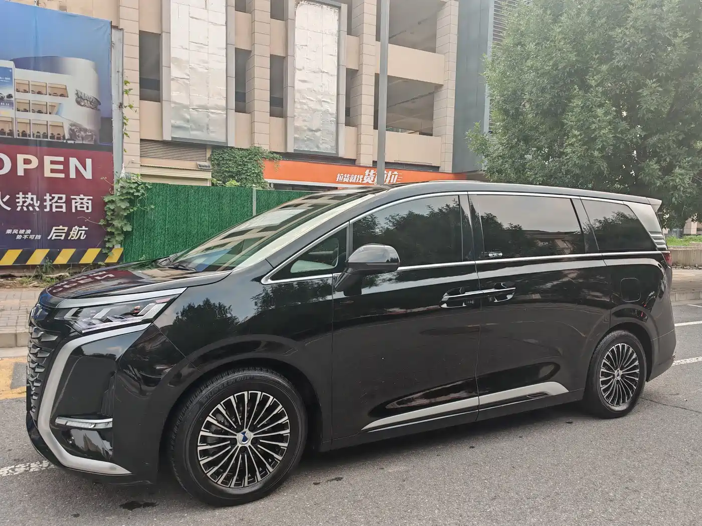 Denza D9 2023 2022 DM-i 970 All-Wheel Drive Honor Edition