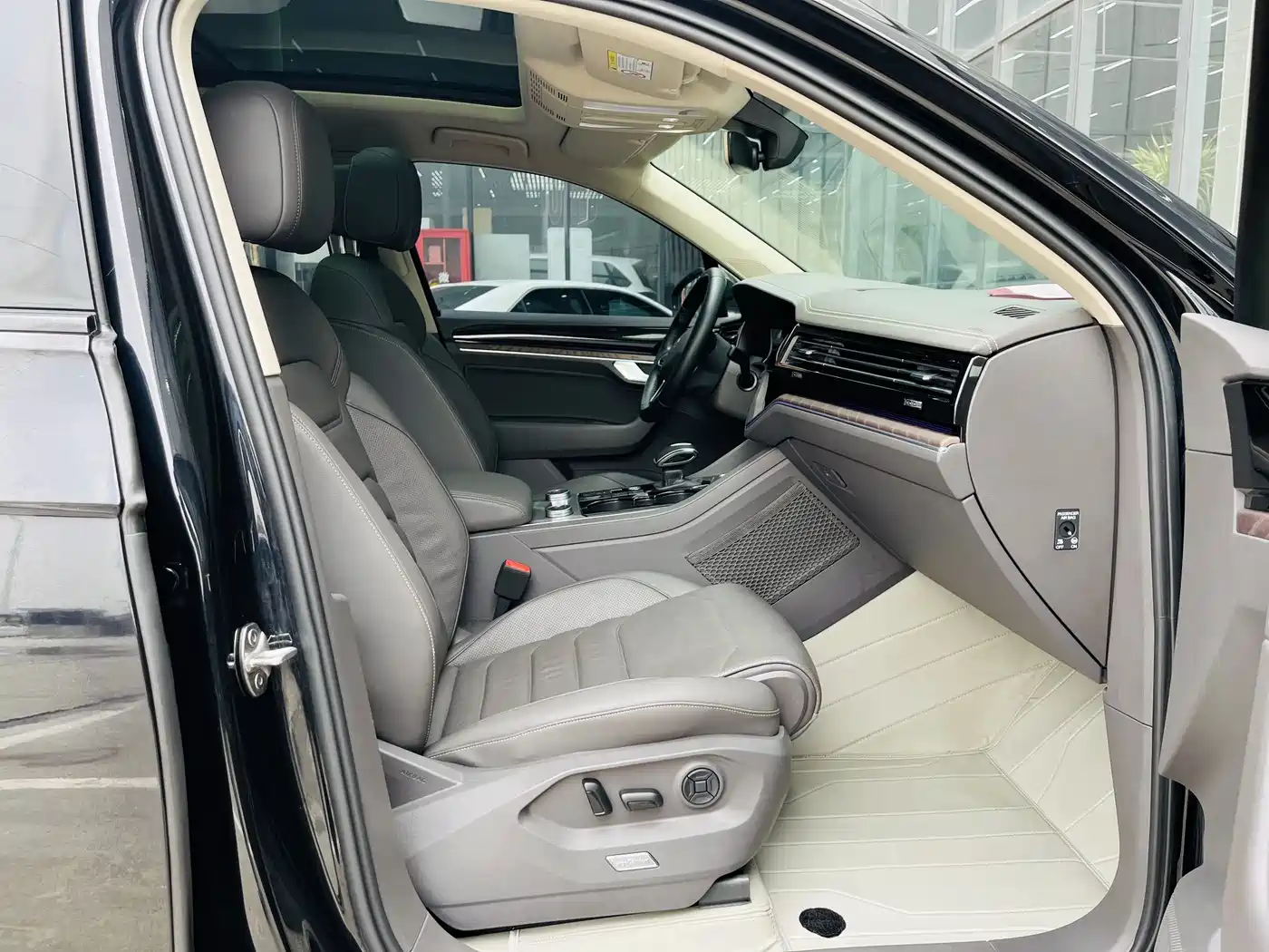 VOLKSWAGEN TOUAREG