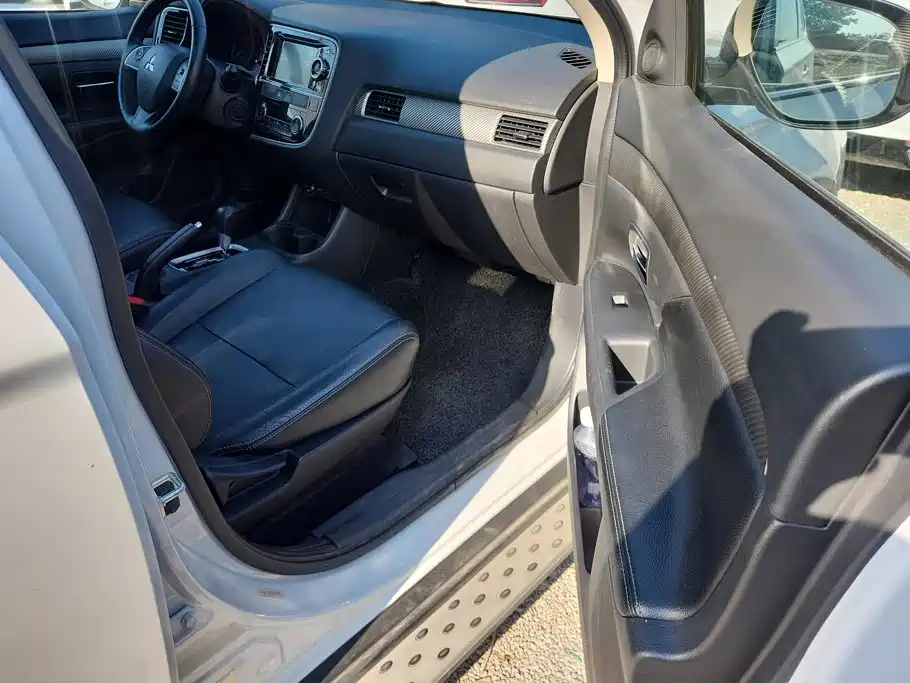 Mitsubishi Outlander (Import) 2015 2014 2.4L 4WD Luxury Value Edition 5-seater