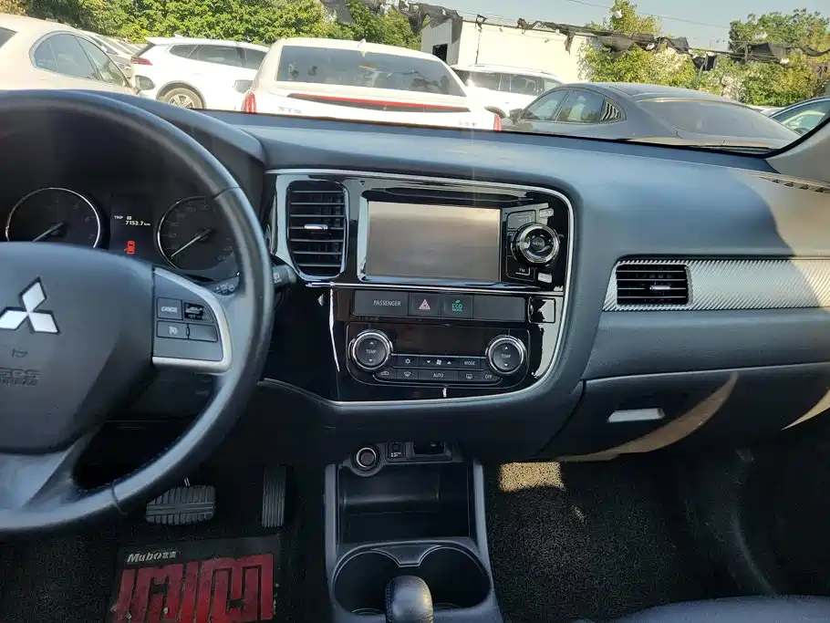 Mitsubishi Outlander (Import) 2015 2014 2.4L 4WD Luxury Value Edition 5-seater