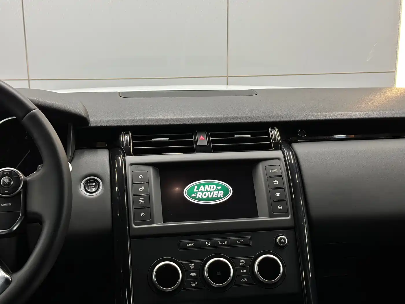 Land Rover Discovery 2017 3.0 SC V6 SE фото 14
