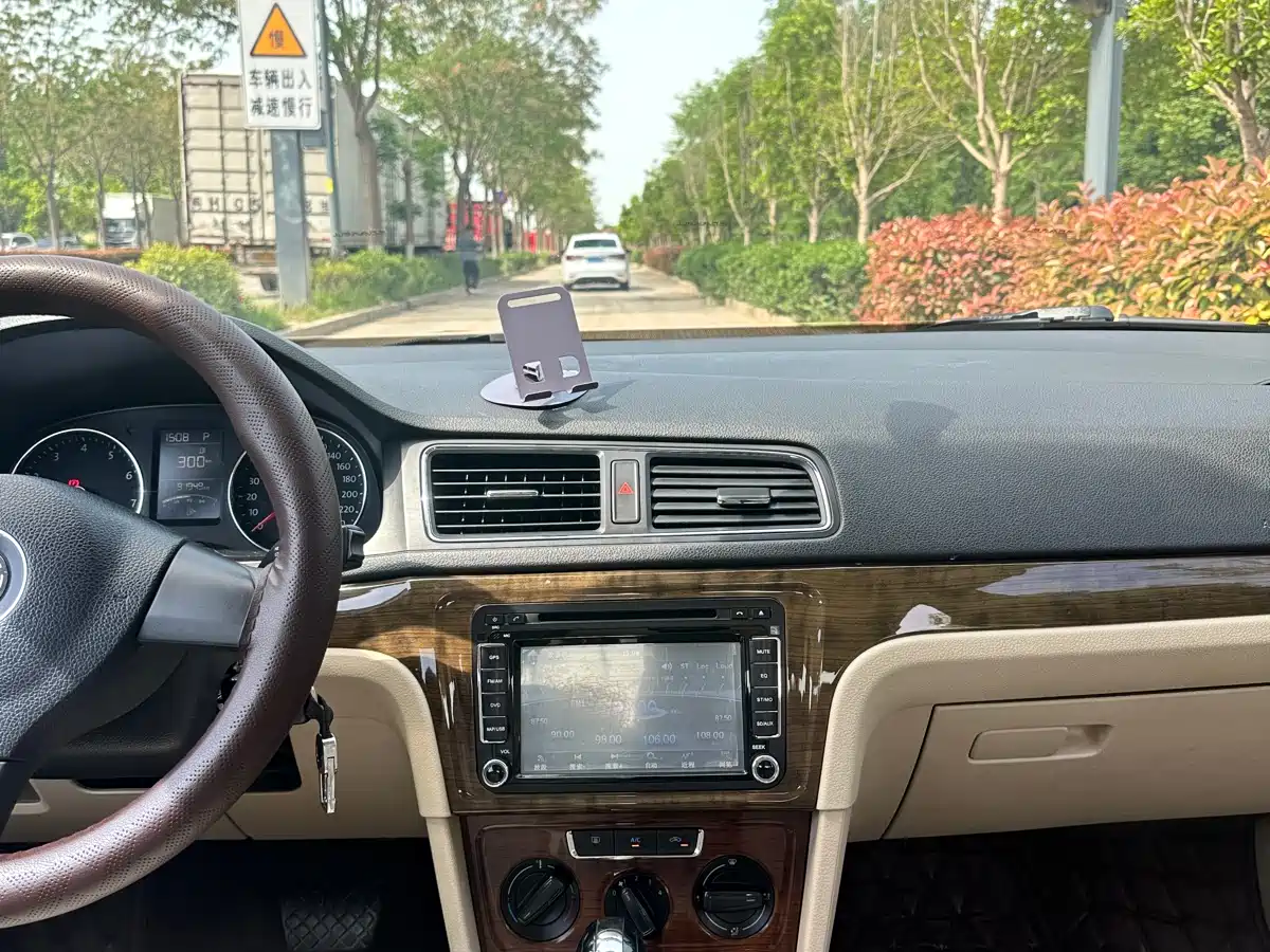 Volkswagen Lavida 2015 1.6L Automatic Comfort Edition фото 12