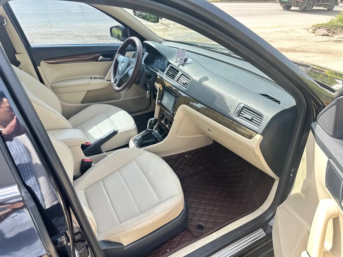 Volkswagen Lavida 2015 1.6L Automatic Comfort Edition фото 11