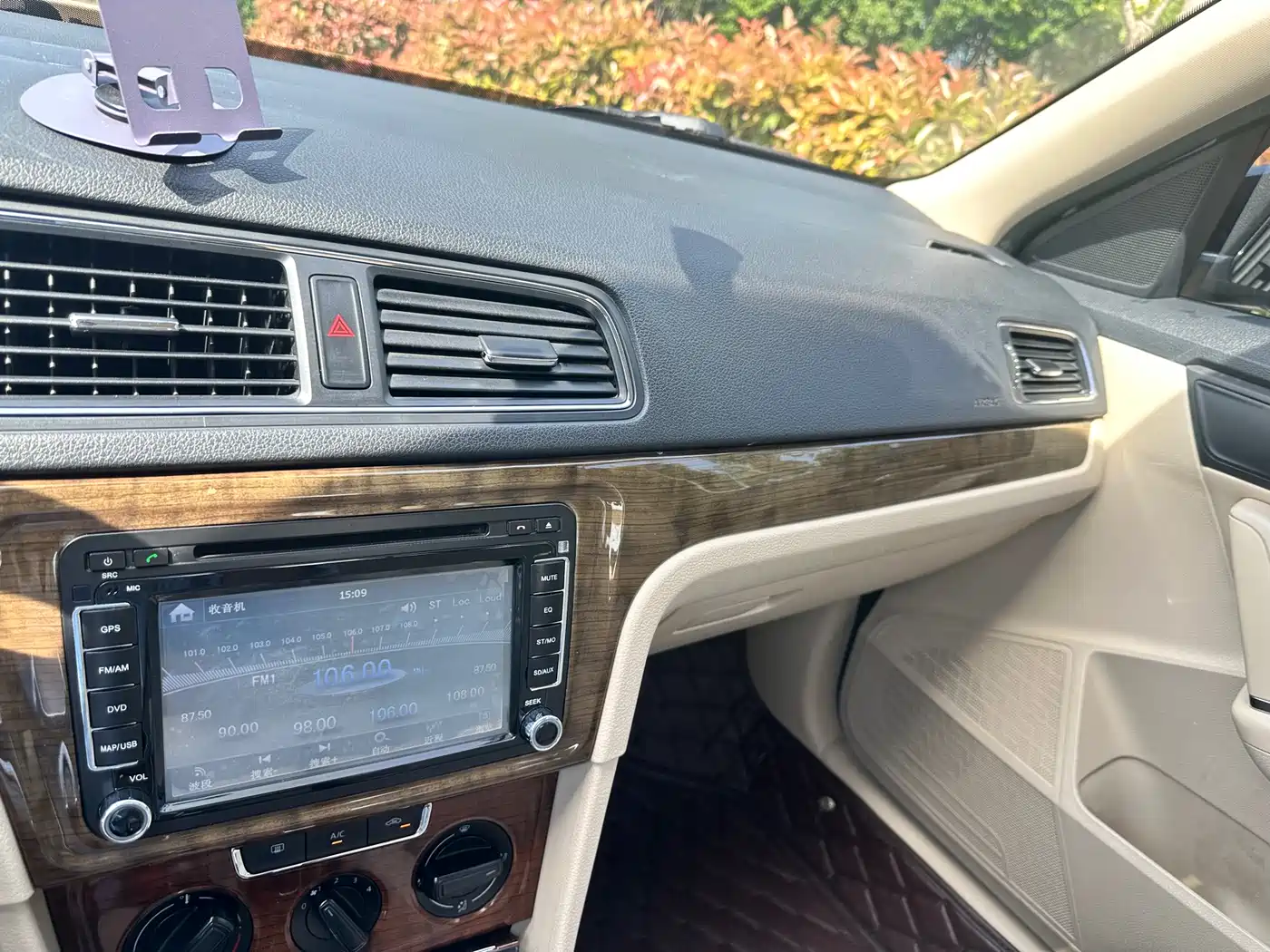 Volkswagen Lavida 2015 1.6L Automatic Comfort Edition фото 16