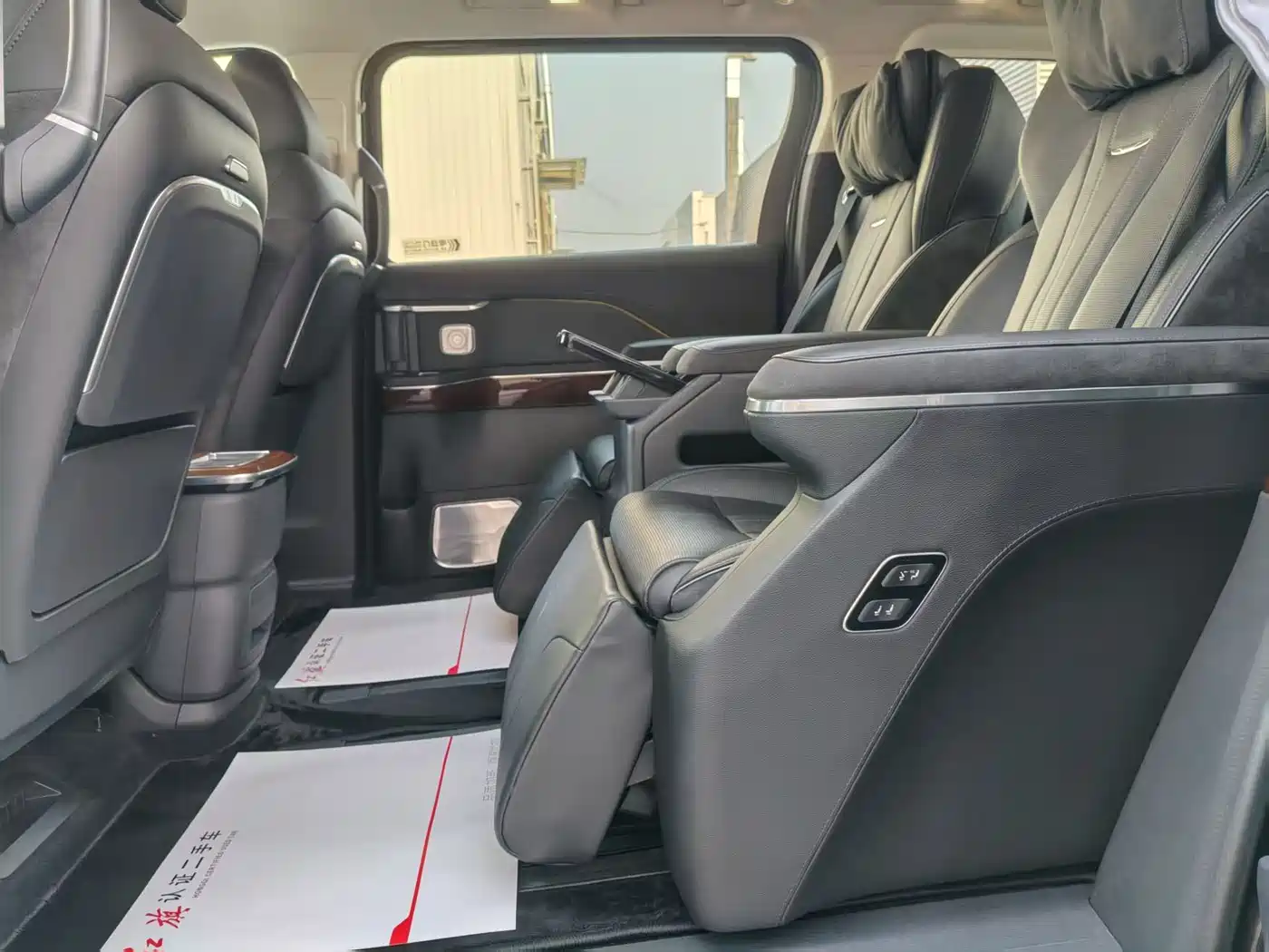 Hongqi HQ9 PHEV 2024 Model 2.0T AWD Luxury Edition фото 6