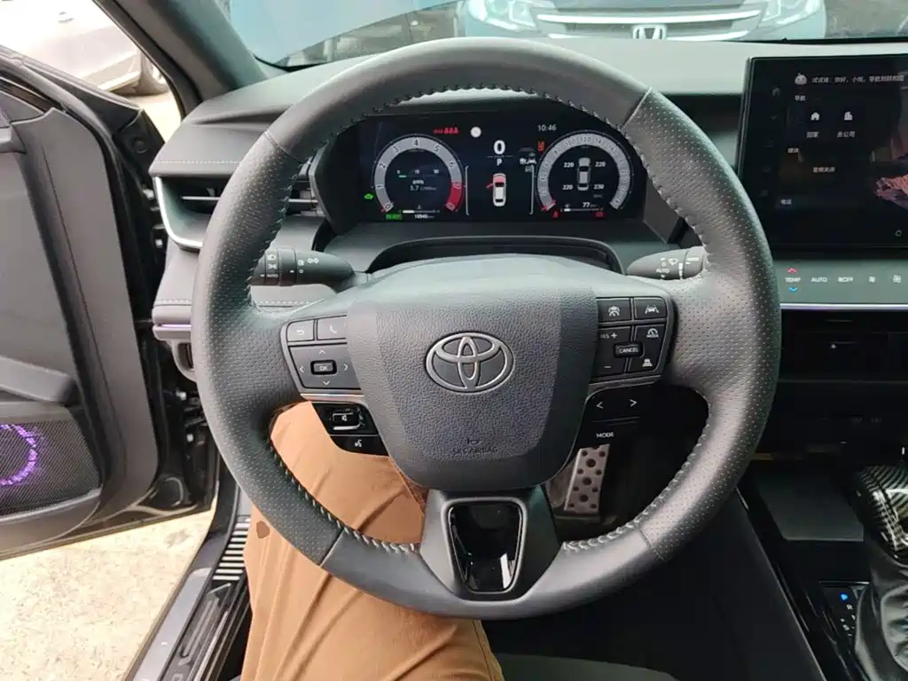 Фото 11 - Toyota Camry