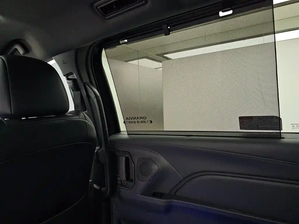 Toyota Granvia 2024 2.5L Hybrid Luxury фото 14