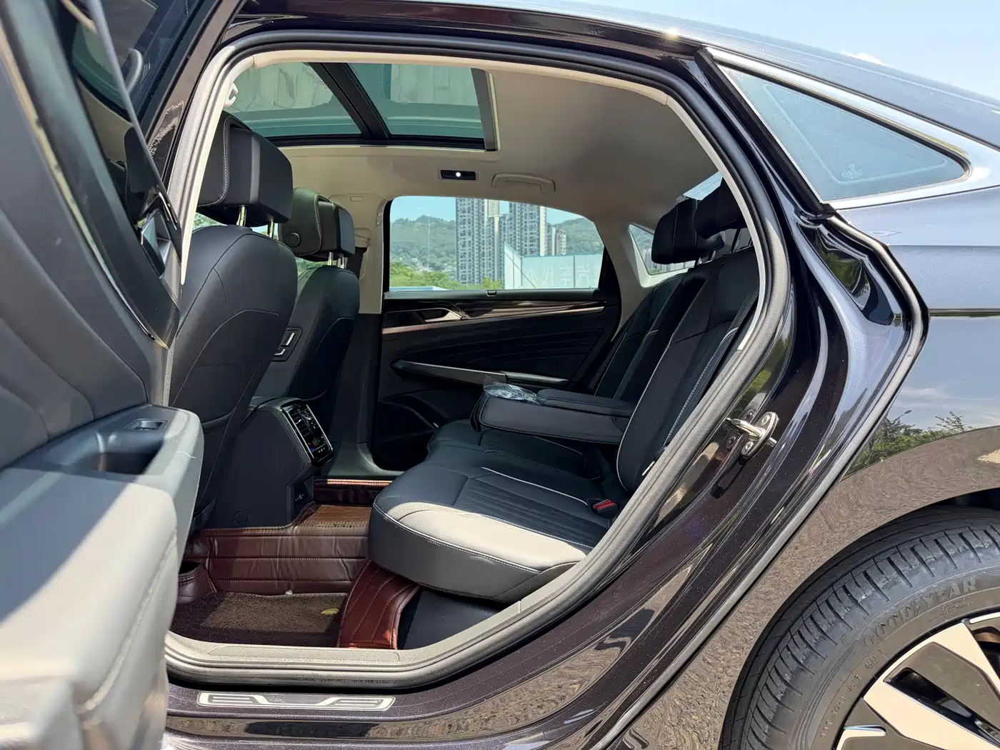 Volkswagen Passat 2022 330TSI Starlight Luxury Edition фото 14
