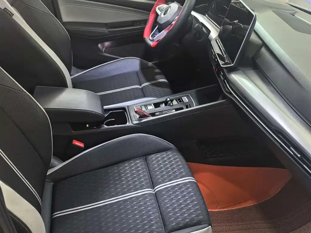 Volkswagen Golf 2025 300TSI Pro фото 6
