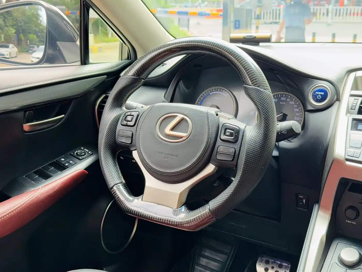 Lexus NX 2017 300h FWD Sharp Style Edition фото 12