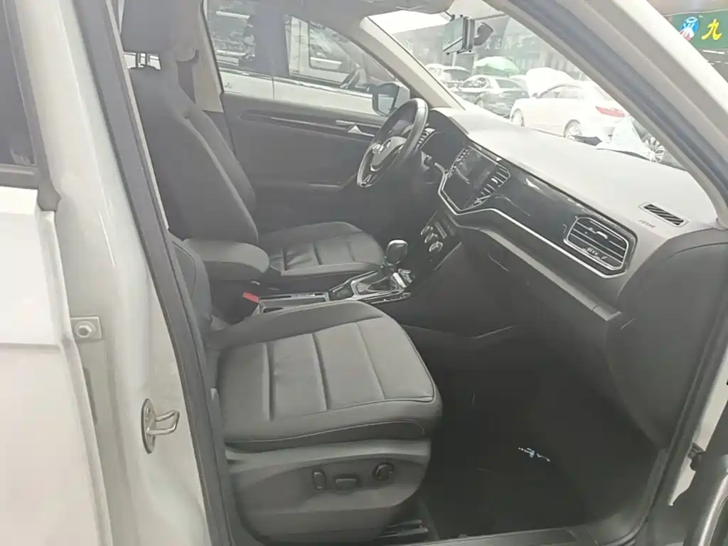 Фото 25 - Volkswagen T-ROC