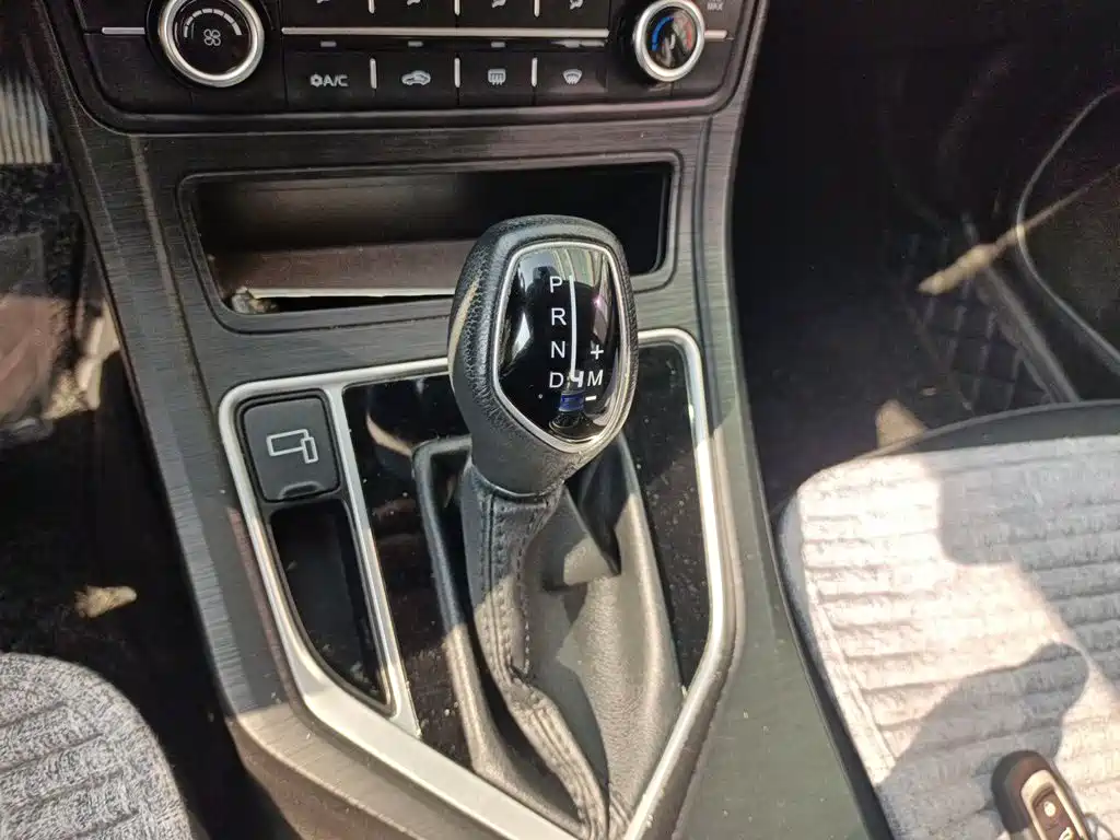 Фото 15 - Geely Vision