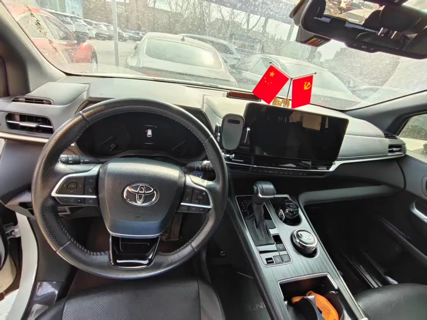Toyota Sienna 2023 2.5L Hybrid Premium Edition фото 3