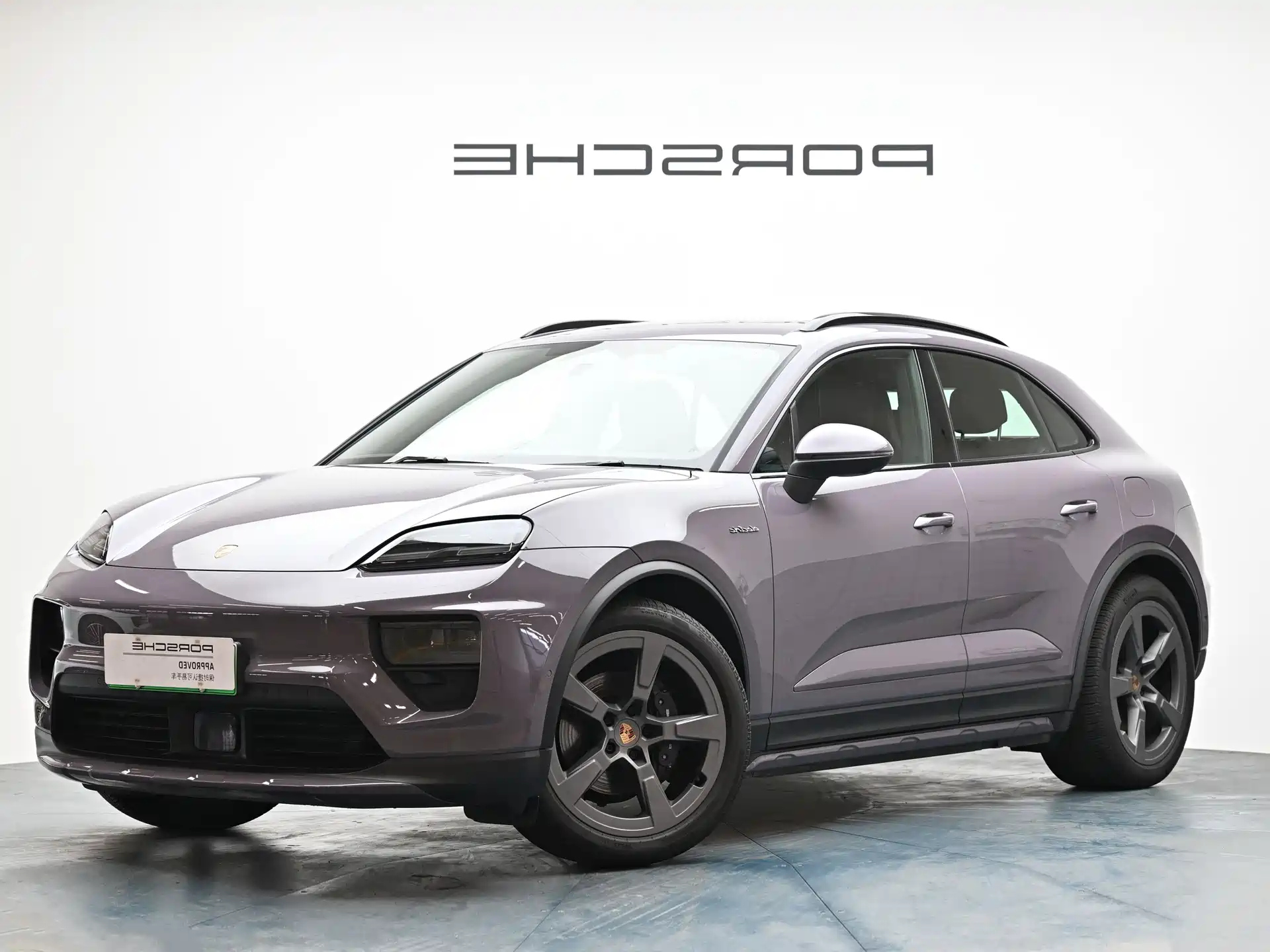 Фото 1 - Porsche Macan EV