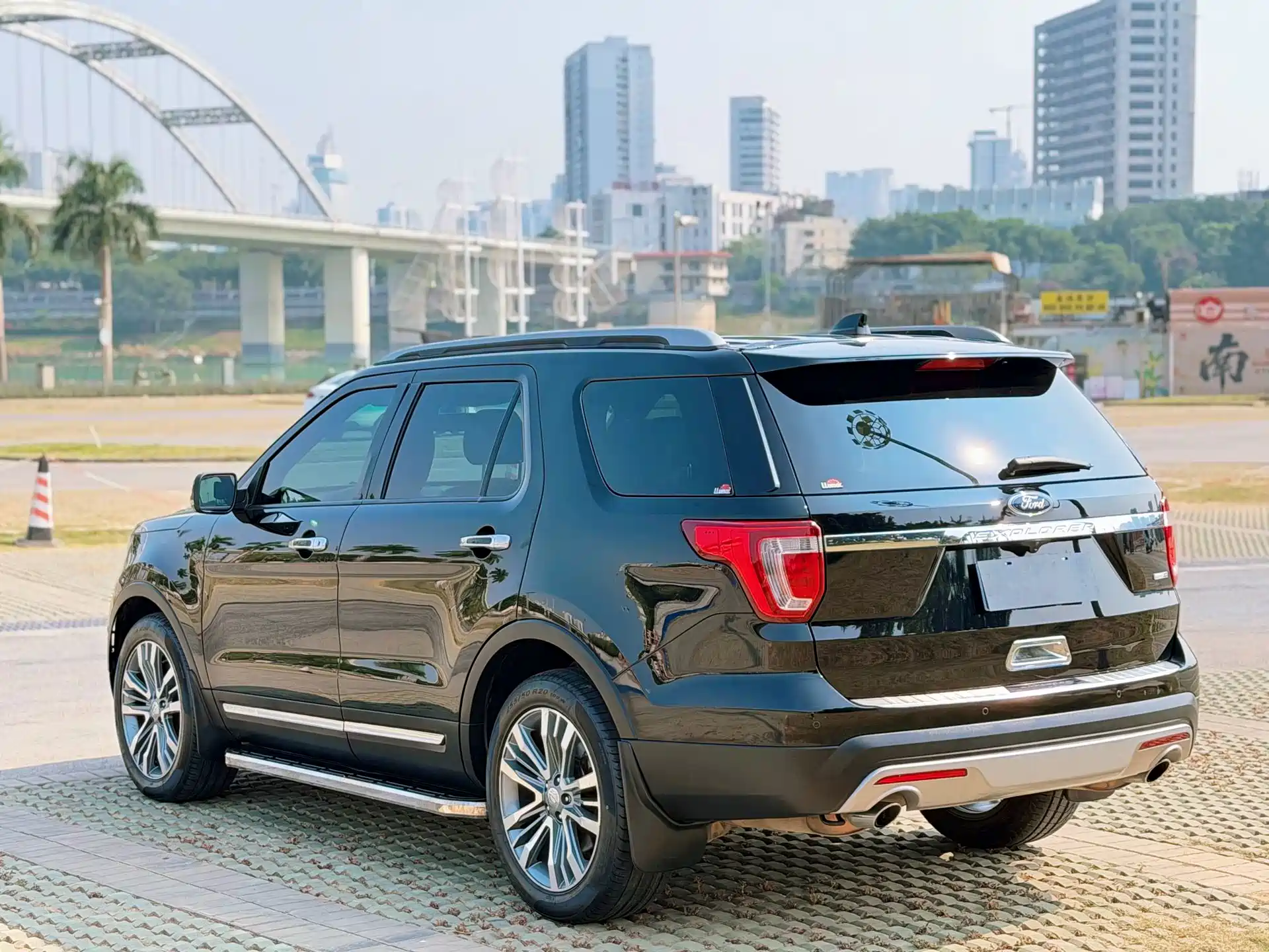 Photo 6 - Ford Explorer (Import)