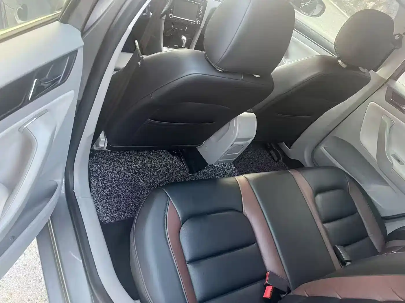 Volkswagen Bora 2013 1.6L Automatic Comfort Model фото 8