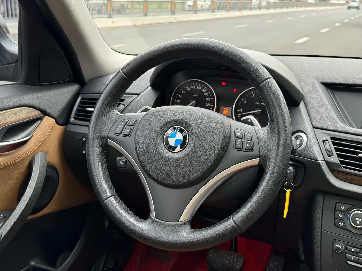 BMW X1 2012 xDrive28i Luxury Model фото 6