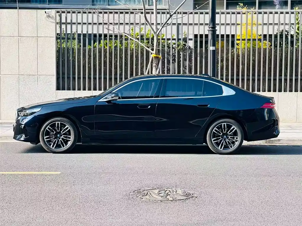 BMW 5 Series 2026 525Li M Sport Package фото 2