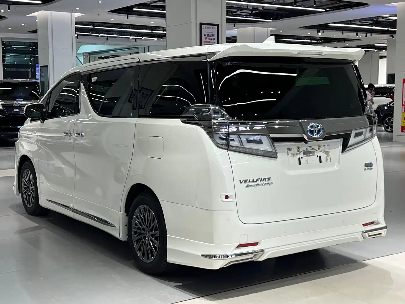 Toyota Vellfire 2020 Twin Engine 2.5L HV Premium Edition фото 4