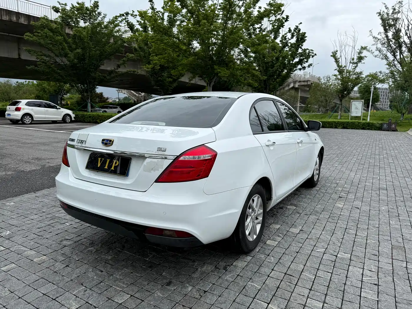 Фото 14 - Geely Emgrand