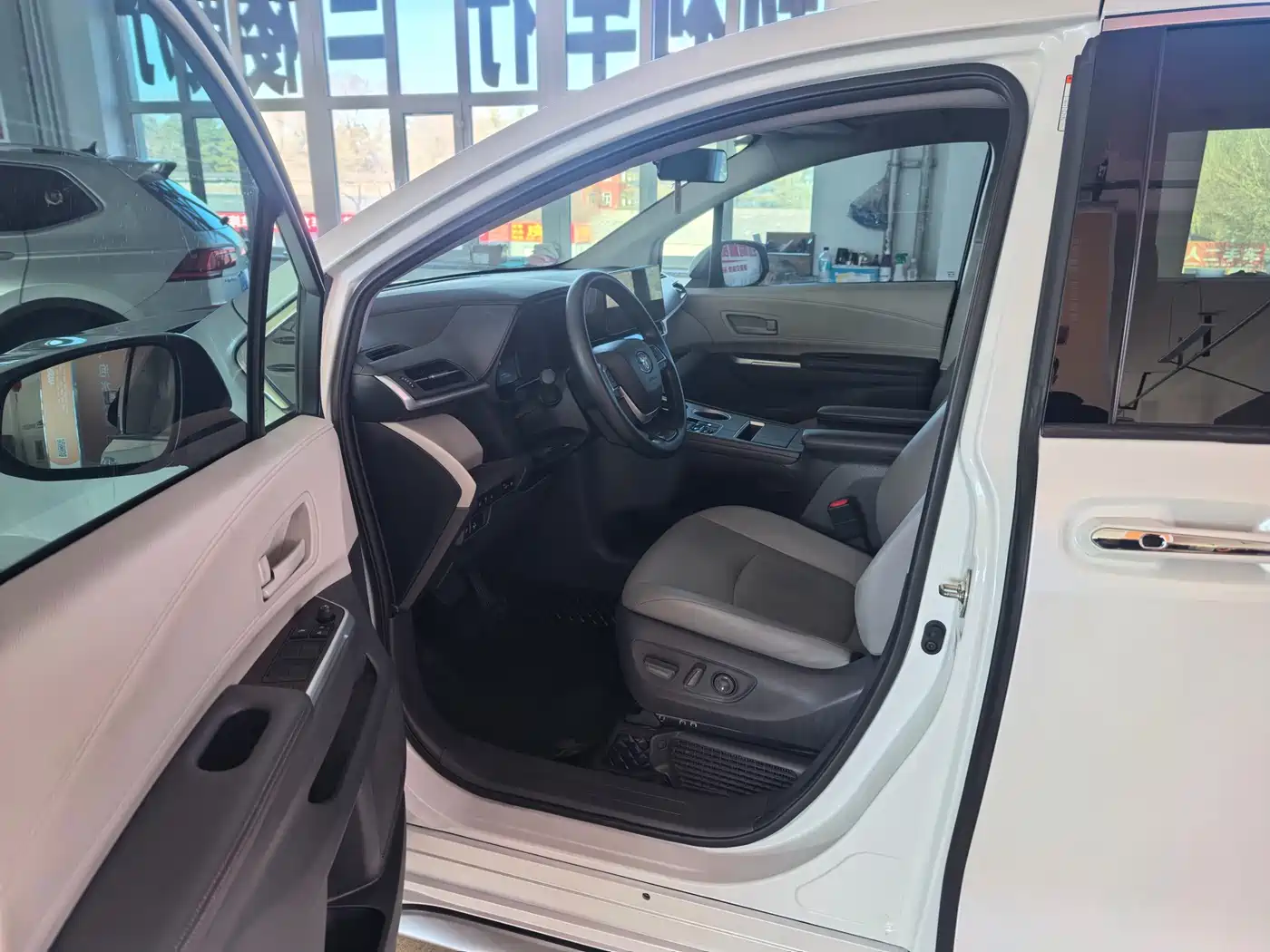 Toyota Granvia 2024 2.5L Hybrid Comfort фото 7