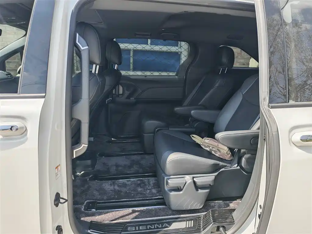 Toyota Sienna 2025 2026 2.5L Hybrid AWD Luxury Edition