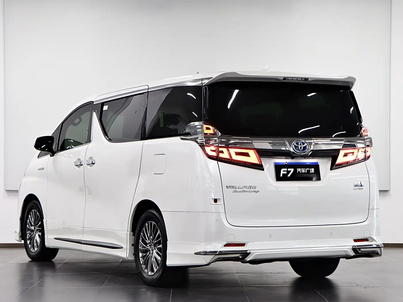 Toyota Vellfire 2020 Twin Engine 2.5L HV Premium Edition фото 4
