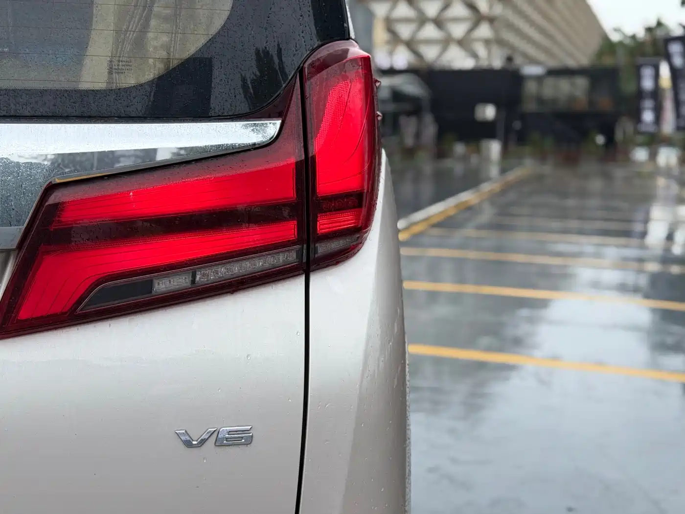 Toyota Alphard 2018 3.5L Luxury фото 17