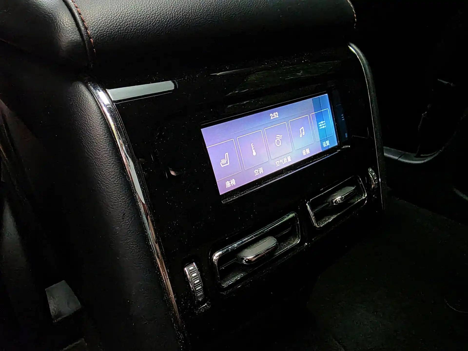 Фото 9 - Lincoln Aviator
