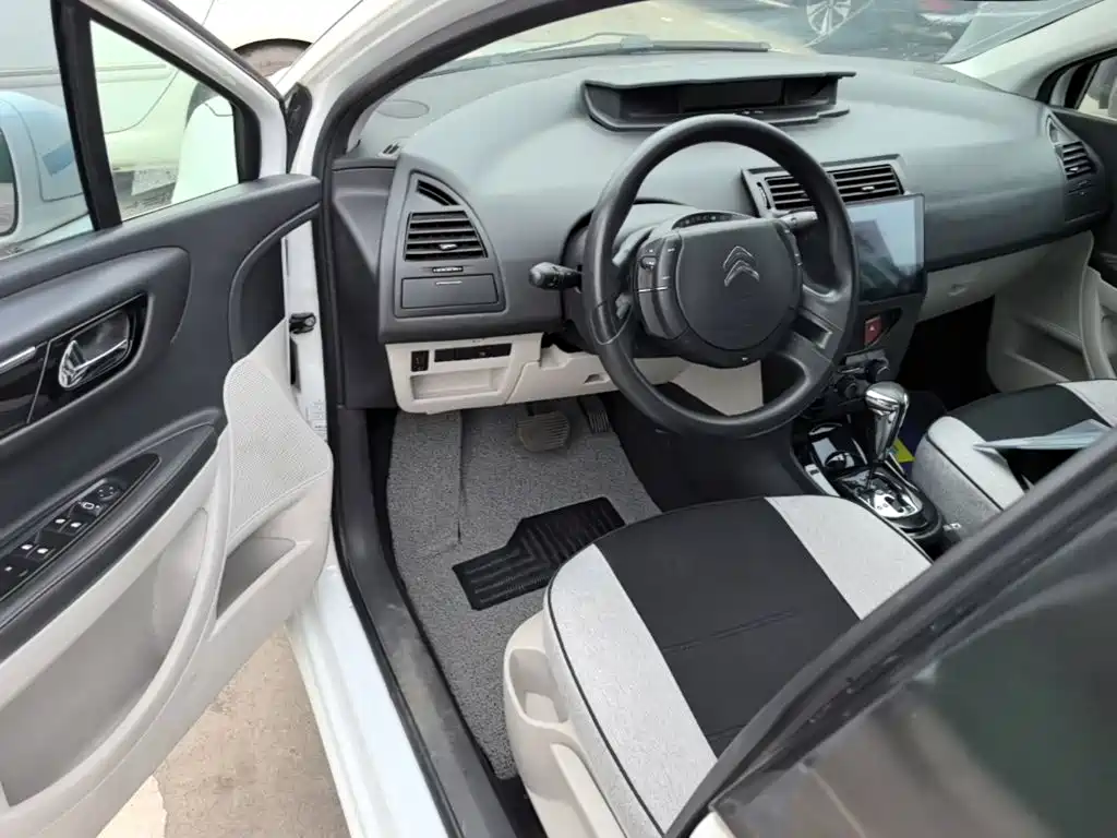 Citroën C-Quatre 2015 2013 Model Sedan 1.6L Automatic Premium Style