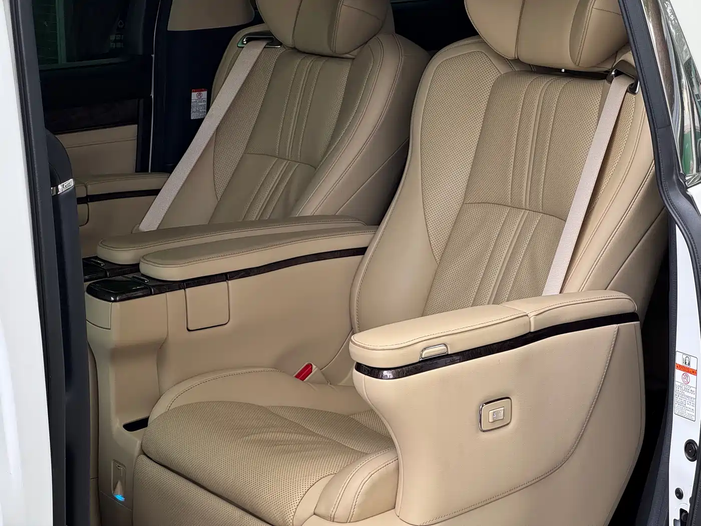 Toyota Vellfire 2020 Twin Engine 2.5L HV Premium Edition фото 14