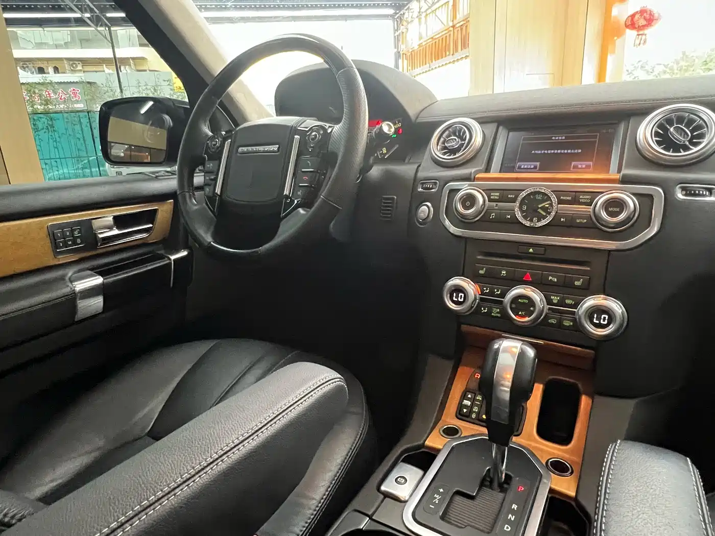 Land Rover Discovery 2012 5.0 V8 HSE фото 31