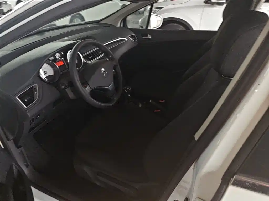 Peugeot 308 2014 Model Joy Edition Classic 1.6L Automatic Superior Style фото 15
