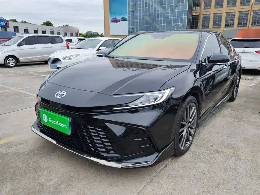 Фото 2 - Toyota Camry