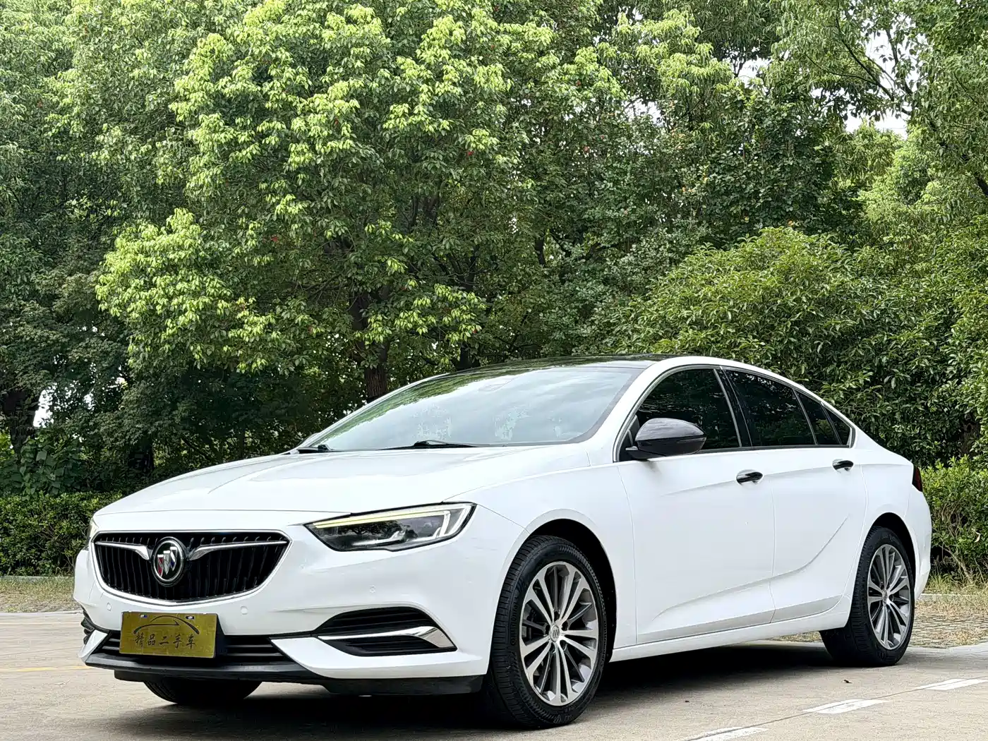 Photo 1 - Buick Regal