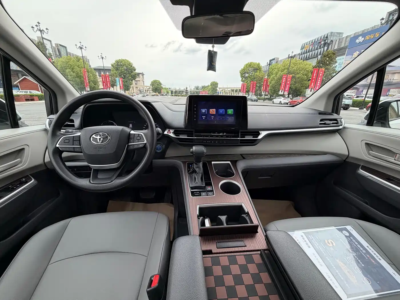 Toyota Granvia 2024 2.5L Hybrid Comfort фото 10