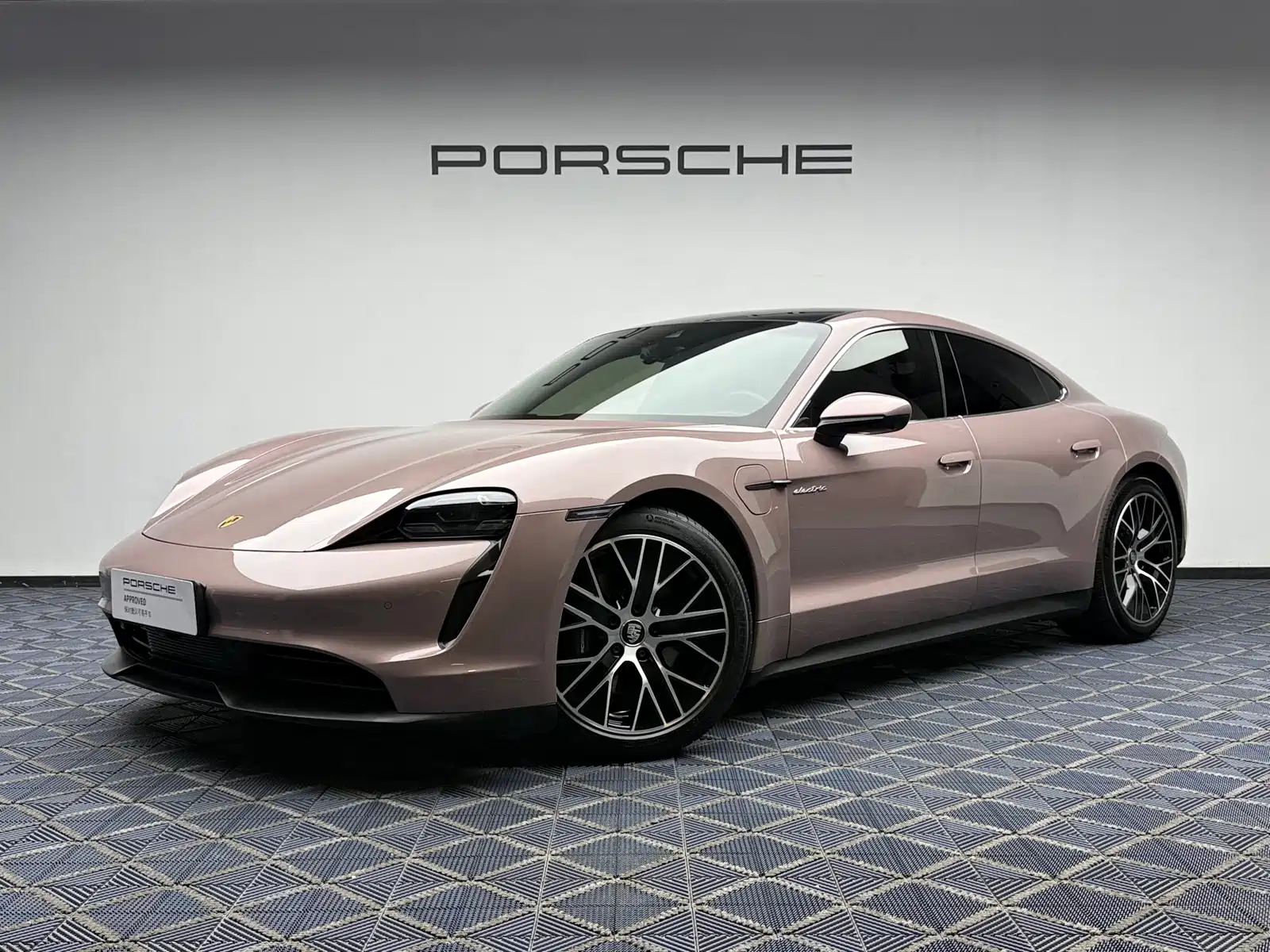 Фото 1 - Porsche Taycan