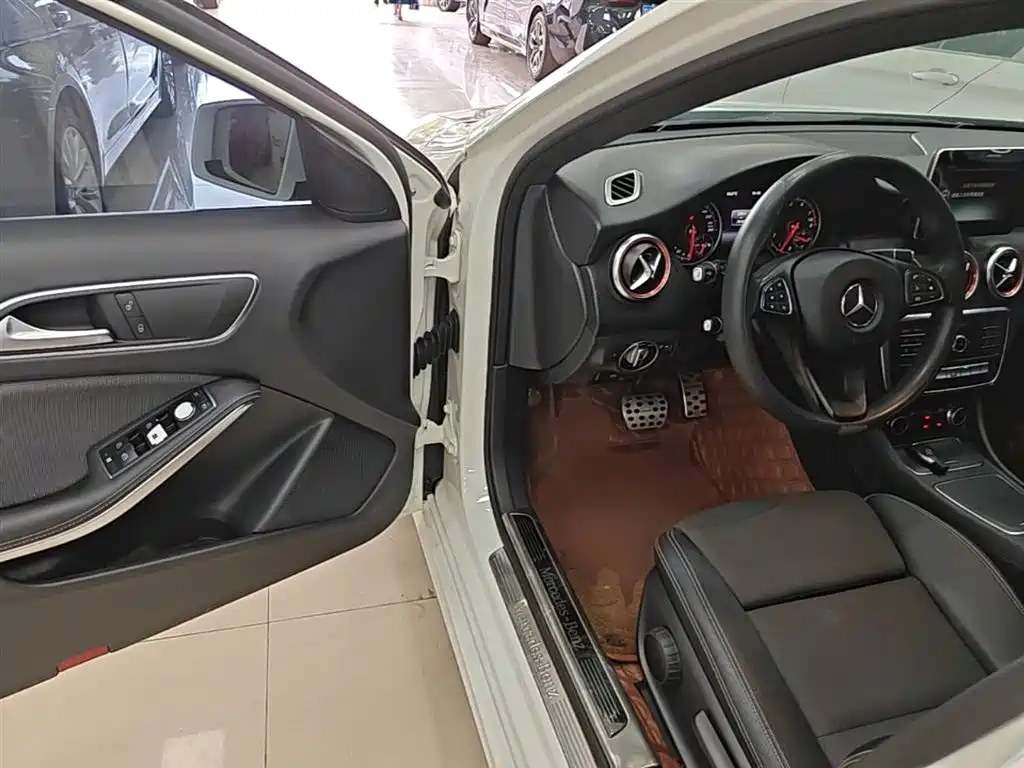 Mercedes-Benz A-Class (Import) 2015 A 180 Standard фото 16