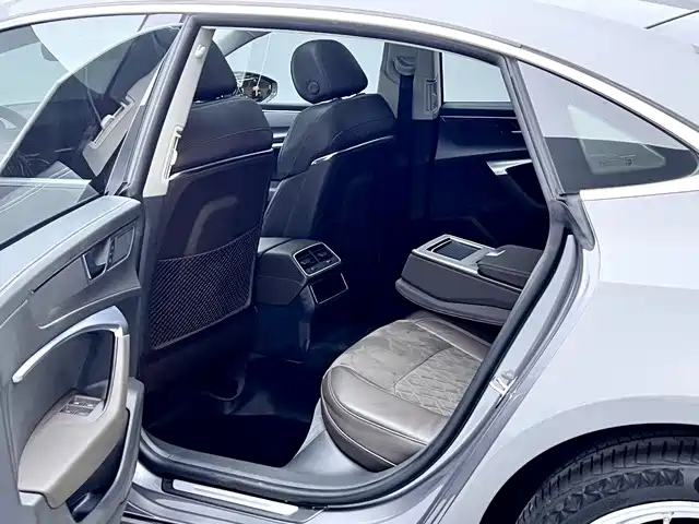 Фото 16 - Audi A7L