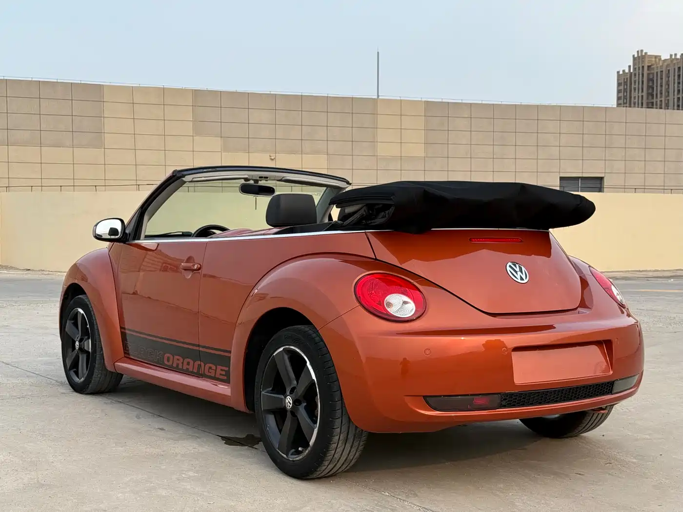 Volkswagen Beetle 2010 Model 2.0 BlackOrange Convertible Luxury Edition фото 11