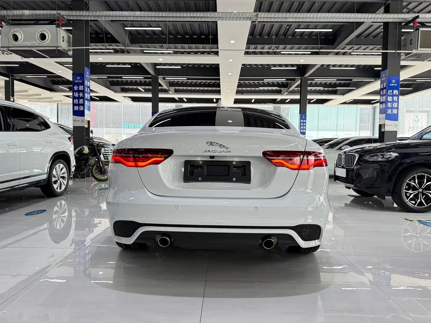 Photo 8 - Jaguar XEL