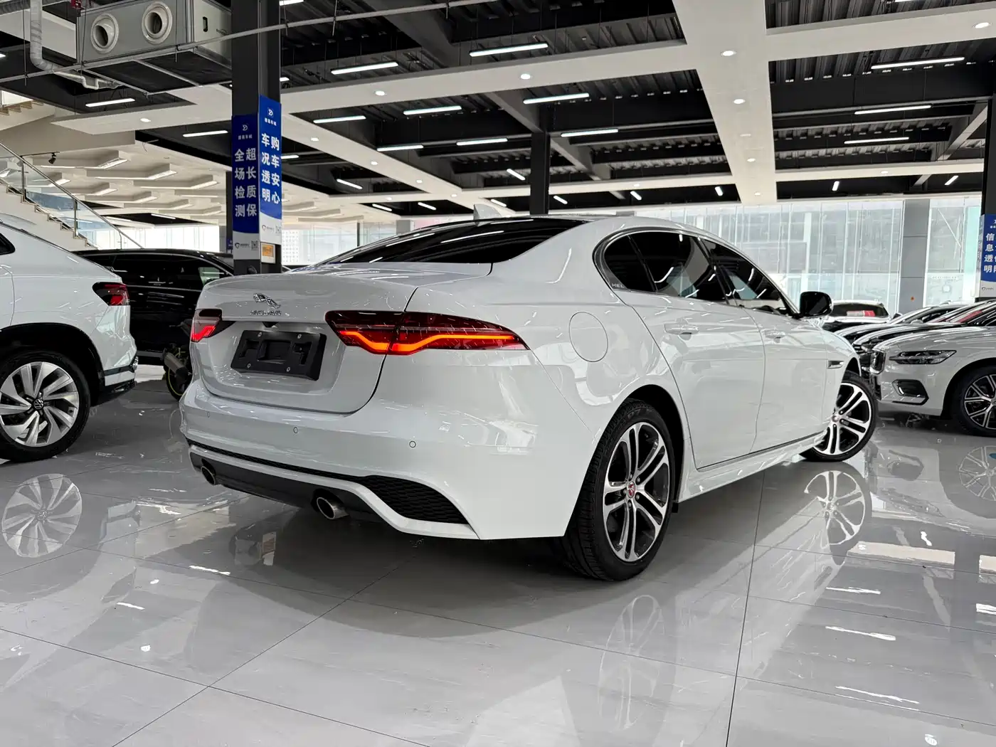 Photo 9 - Jaguar XEL