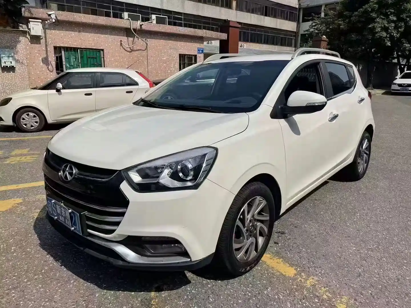 Фото 1 - JAC Refine S2