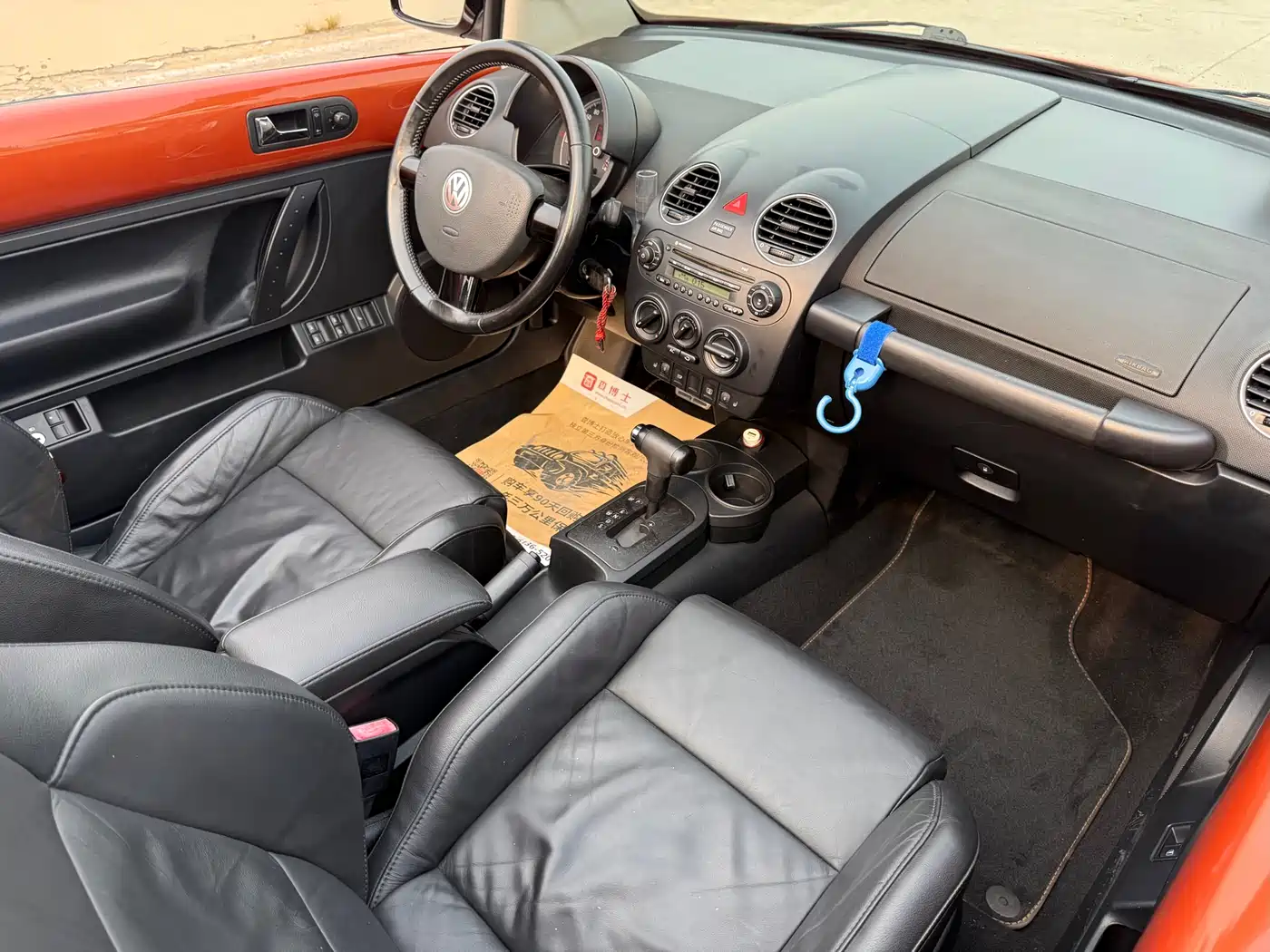 Volkswagen Beetle 2010 Model 2.0 BlackOrange Convertible Luxury Edition фото 7
