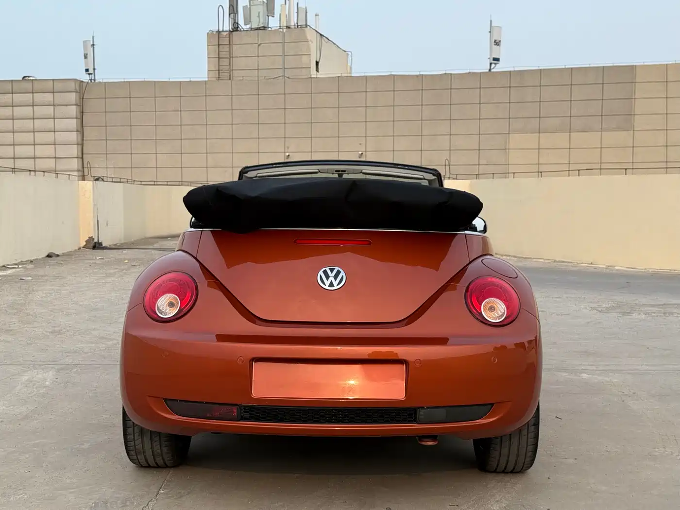 Volkswagen Beetle 2010 Model 2.0 BlackOrange Convertible Luxury Edition фото 12